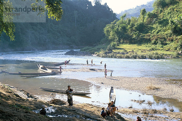 Dorfbewohner am Ufer des Nam Tha  einem Nebenfluss des Mekong  südlich von Luang Nam Tha  nördlichen Laos  Indochina  Südostasien  Asien