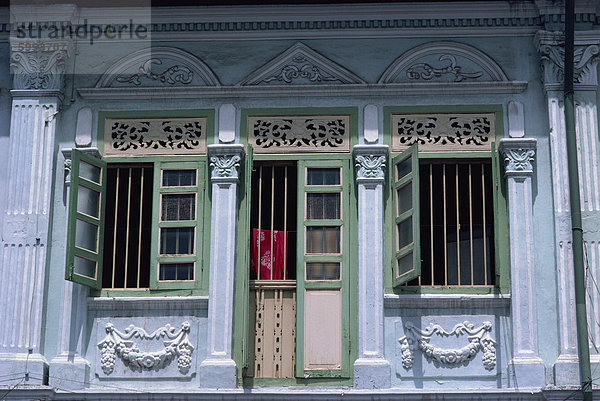 hoch oben nahe Fenster Wohnhaus Tür grün weiß Dekoration streichen streicht streichend anstreichen anstreichend Südostasien Asien alt Singapur