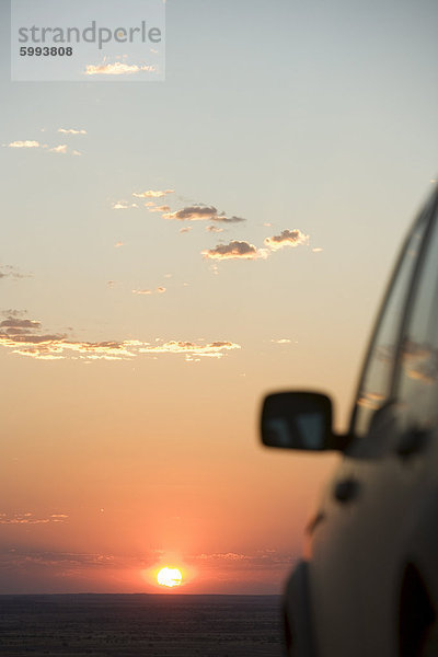 Land Rover bei Sonnenuntergang  Red Centre  Australien  Pazifik