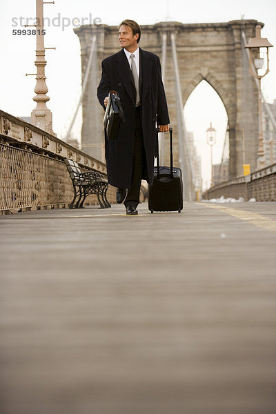 Geschäft Mann  Brooklyn Bridge  New York  Vereinigte Staaten von Amerika  Nordamerika