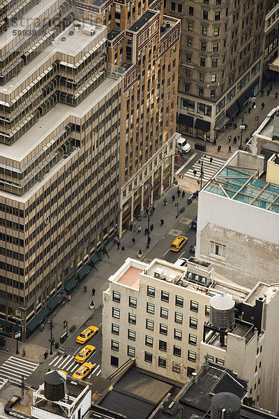 Gelben Taxis von oben  Manhattan  New York  Vereinigte Staaten von Amerika  Nordamerika