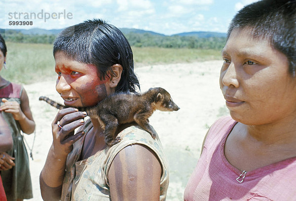 Gorotire Inderin mit Haustier Nasenbären  Xingu  Brasilien  Südamerika