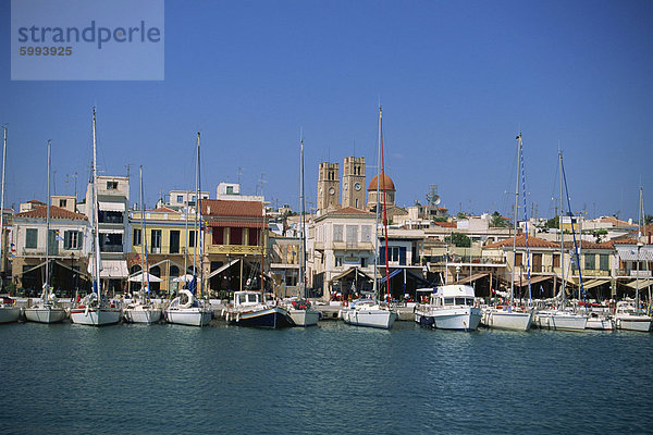 Yachten Ankern im Hafen  Ägina Stadt  Aegina  Saronische Inseln  griechische Inseln  Griechenland  Europa