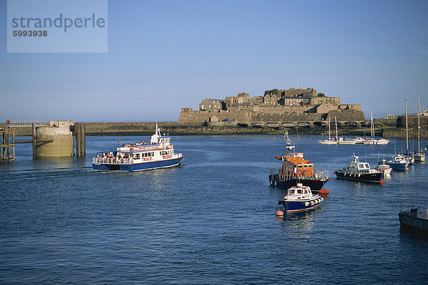 Fähre vorbei Castle Cornet  St. Peter Port  Guernsey  Kanalinseln  Großbritannien  Europa