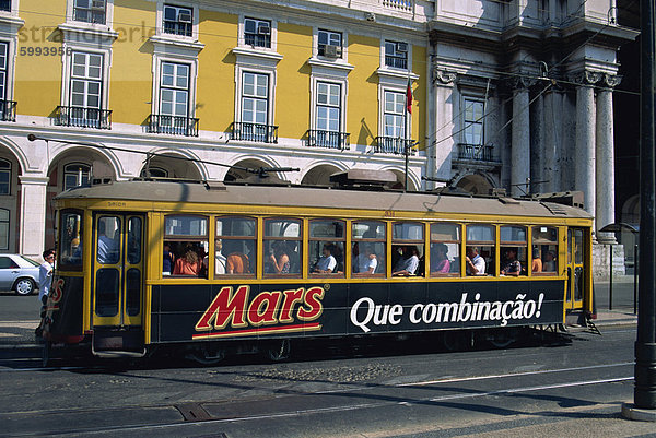Eine Straßenbahn Werbung Mars-Bars in der Stadt von Lissabon  Portugal  Europa