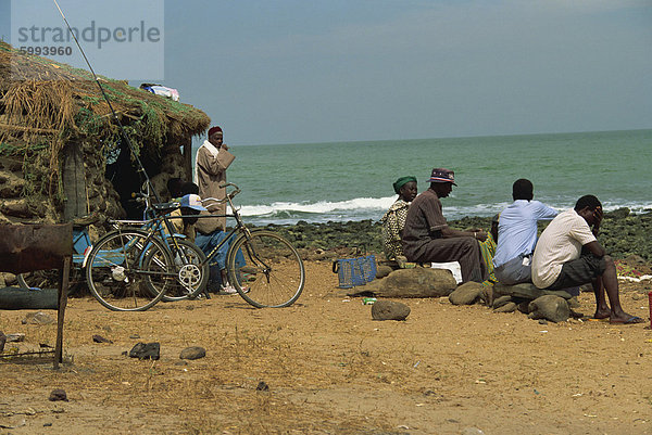 Einheimischen am Strand  Gambia  Westafrika  Afrika