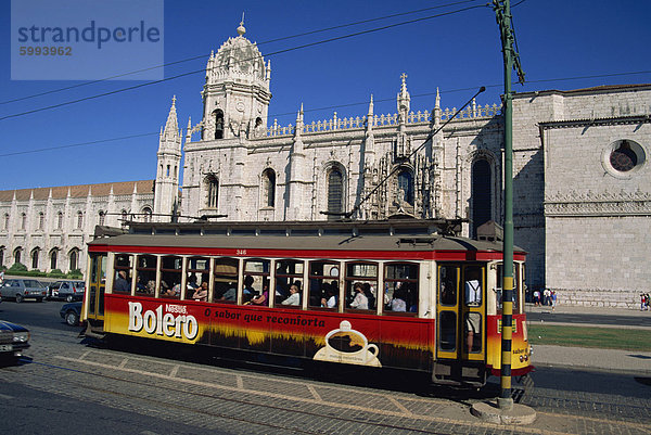 Straßenbahn in der Frontseite des Klosters Geronimos im Bereich Belem von Lissabon  Europa