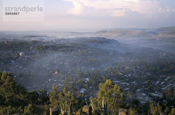 Luftaufnahme der Stadt  mit frühen Morgennebel  entnommen aus Goha Hotel  Gondar  Äthiopien  Afrika