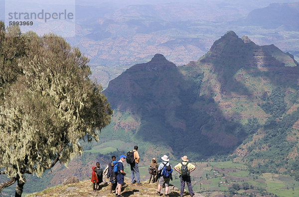 Touristen Wandern  Nationalpark Simien Mountains  UNESCO Weltkulturerbe  Äthiopien  Afrika