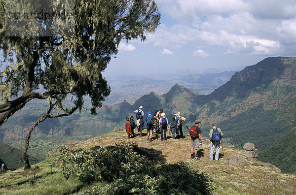 Touristen Wandern  Nationalpark Simien Mountains  UNESCO Weltkulturerbe  Äthiopien  Afrika