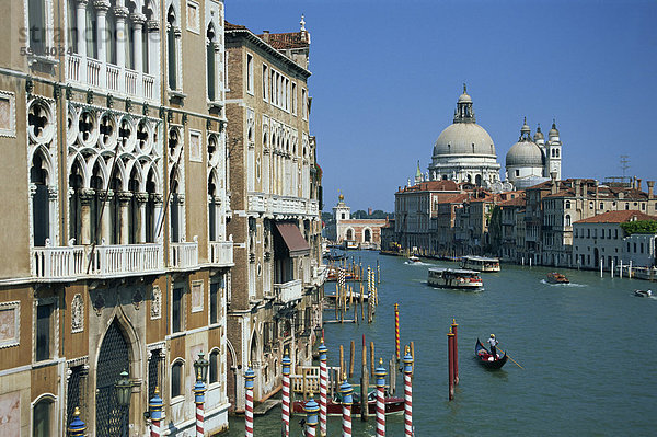 Gondeln auf dem Canal Grande mit Santa Maria Della Salute Kirche im Hintergrund  Venedig  UNESCO Welt Kulturerbe Site  Veneto  Italien  Europa