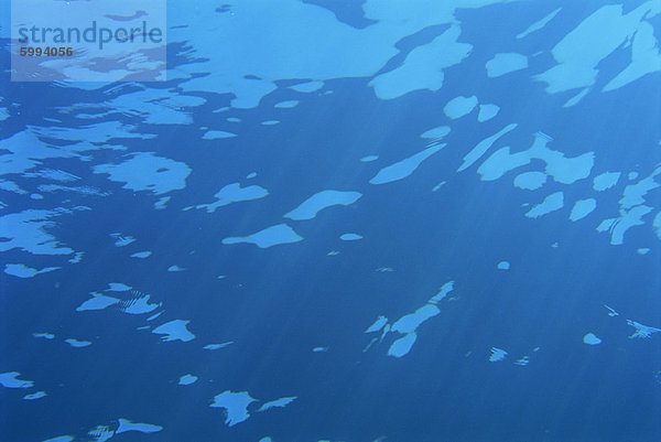 Unterwasser Schuss von Sonne und Licht von unten auf Similan Island  Thailand  Südostasien  Asien