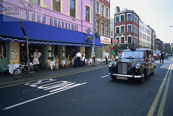 Taxi auf alten Compton Street  Soho  London  England  Vereinigtes Königreich  Europa