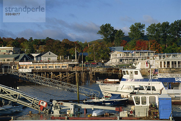 Boote in den Hafen und die Gebäude am Wasser am malerischen Hafen  Bar Harbour  Maine  New England  Vereinigte Staaten von Amerika  Nordamerika