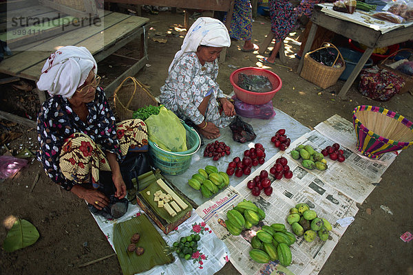 Frauen verkaufen lokale zu produzieren  einschließlich Star Obst  Pflaumen und Bienenwachs in Kota Belud pro Tamu oder Markt in Sabah  Malaysia  Borneo  Südostasien  Asien