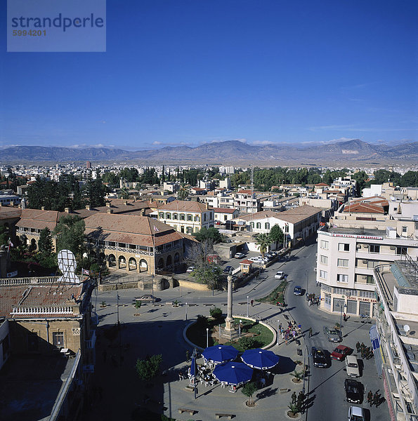 Spalte aus antiken Salamis Aufmachungen von Venezianern 1489  steht in Ataturk Square  in der Nähe von ehemaligen britischen Kolonialzeit Gerichte  Nicosia  Nordzypern  Europa