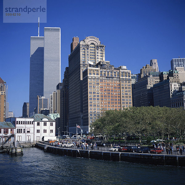 Battery Park an der Südspitze von Manhattan  mit dem World Trade Center hinter genommen vor 2001  New York City  Vereinigte Staaten von Amerika  Nordamerika