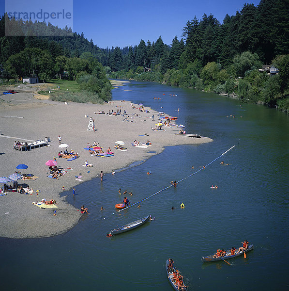 Luftaufnahme über Volk Bootfahren und paddeln in den Russian River in Monte Rio  eine beliebte Freizeit- und camping Bereich  Sonoma County  California  Vereinigte Staaten von Amerika  Nord Amerika