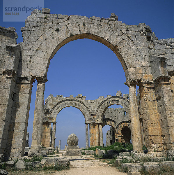 Verbleibende Bögen der kreuzförmige Kirche  datierend von 476 bis 491 AD  mit der Basis der Säule der St. Simeon Stylites  Dead City Nord Syrien in Nahost