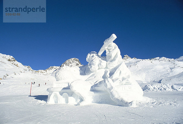 Schnee-Statue von Galileo Galilae Idalp-Bereich  über dem Dorf von Ischgl  Tirol-Alpen  Österreichische Alpen  Österreich  Europa