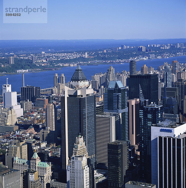 Luftbild entnommen der 86. Etage-Informationsstelle des Empire State Building über den Wolkenkratzern von Manhattan in den Hudson River und New Jersey  New York  Vereinigte Staaten von Amerika  Nordamerika
