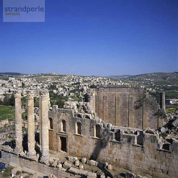 Luftaufnahme über dem Roman Tempel des Zeus  gebaut im 162 n. Chr.  einer der antiken römischen Städte der Dekapolis  Jerash  Jordan  Naher Osten