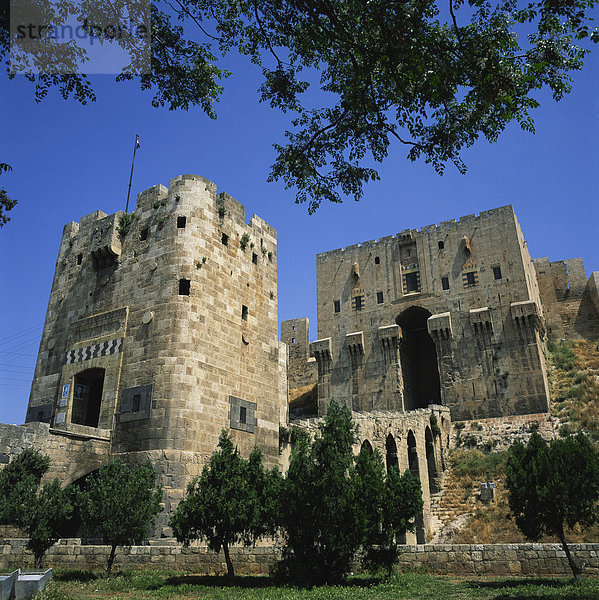 Das monumentale Tor zur arabischen Zitadelle  erbaute 1260  Aleppo  Syrien  UNESCO Weltkulturerbe  Naher Osten