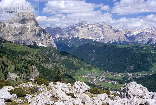 Tal östlich von Grödner Joch mit Ortschaften Colfosco (Kolfuschg) und Corvara  Dolomiten  Südtirol  Italien  Europa