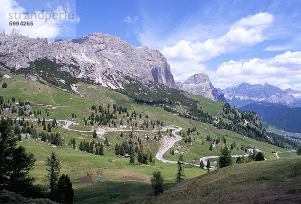 Östliche Straße unterhalb von Grödner Joch  2121m  Dolomiten  Südtirol  Italien  Europa