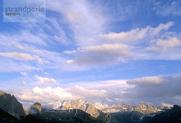 Wolken über der Marmolada reichen  3342m  Dolomiten  Südtirol  Italien  Europa