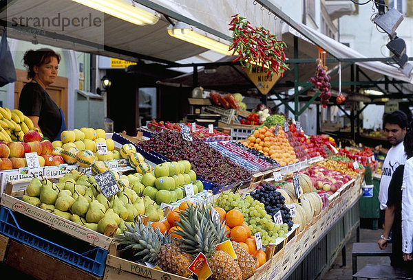 Obst Stand  Markt  über Goethe  Plaza Delle Erbe  Bozen  Dolomiten  Südtirol  Italien  Europa