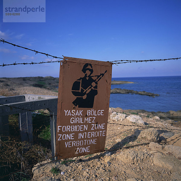 Stacheldraht und verbotene Zone Zeichen der türkischen militärischen Zone  gemeinsame folgenden 20. Juli 1974-Invasion  in der Nähe von Lapta  Lambousa Europa  Nord-Zypern