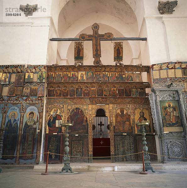 Ikonostase mit Goldarbeit und Gemälden im ehemaligen Kloster von Apostolos Varnavas  St. Barnabas  in Nord-Zypern  Europa