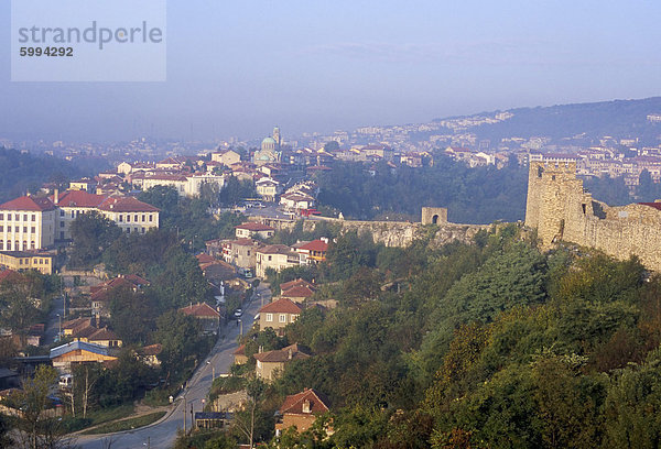 Stadt Veliko Tarnovo und Mauern Tsarevets Festung Zarewetz Hill  Veliko Tarnovo  Bulgarien  Europa