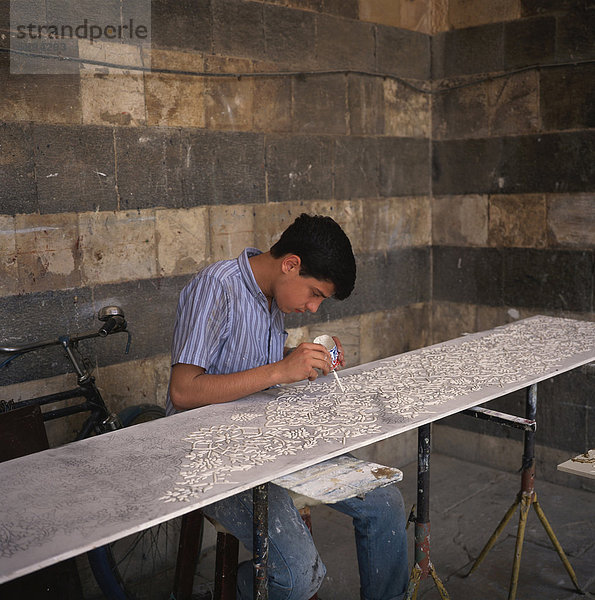 Ein junger Handwerker Malerei Detail auf einem Panel  im Handwerk Markt am Madrassa Selimiye  Damaskus  Syrien  Naher Osten