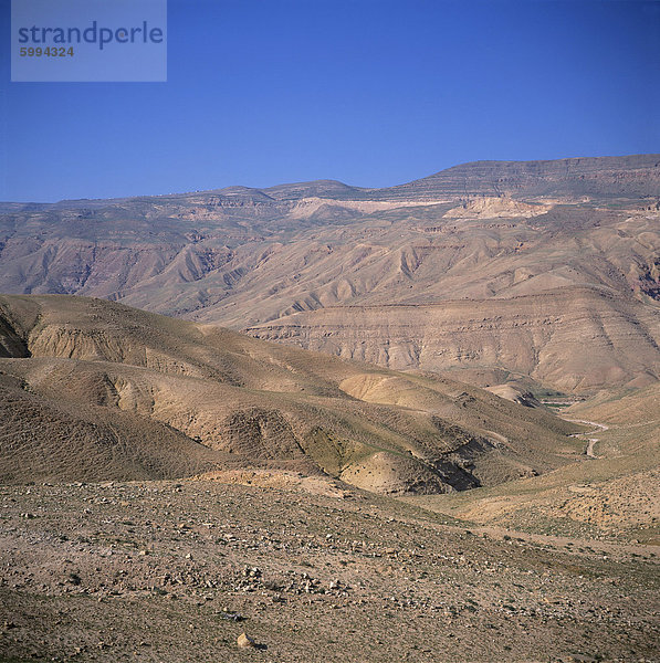 Tiefe Schlucht übergeben durch das King's Highway zwischen Kerak und Shobak  biblische  Zered  Wadi Hasa  Jordanien  Naher Osten