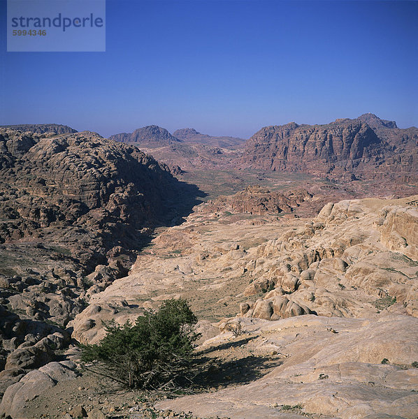 Die um al-Biyara-massiv  300 m hoch und 7. Jahrhundert v. Chr. edomitische Siedlung am Gipfel  gesehen vom Beidha  Petra  Jordanien  Naher Osten