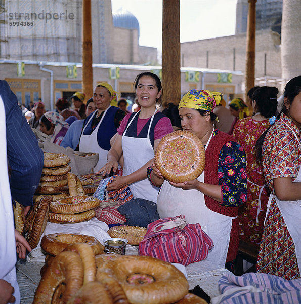 Frauen verkaufen das Brot aus Ständen auf dem zentralen Markt in der Stadt Samarkand  Usbekistan  Zentralasien  Asien
