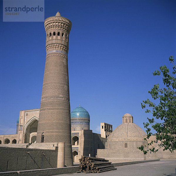 Der Turm des Todes oder Kalyan Minarett aus 1127 und die Poi Kalyan Medresse  datierend aus dem 12. bis 19. Jahrhunderte  Bukhara  Uzbekistan  Zentral-Asien  Asien