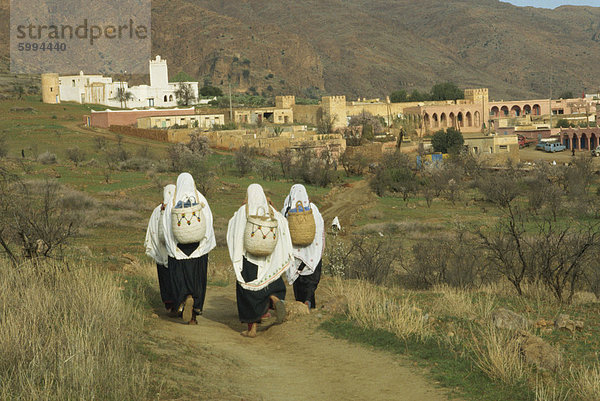 Daisies Frauen gehen auf den Markt  Tafraoute Gebiet  Marokko  Nordafrika  Afrika