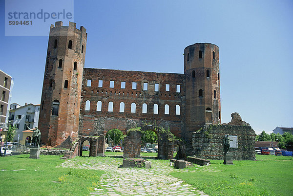Porta Palatina  römischen Türme und Torbögen  jeder Turm hat 16 Seiten  datierend zwischen 100 und 30 v. Chr.  Turin  Piemont  Italien  Europa