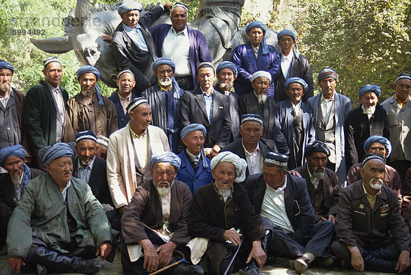 Gruppenfoto der lokalen Männer  Bukhara  Uzbekistan  Zentral-Asien  Asien