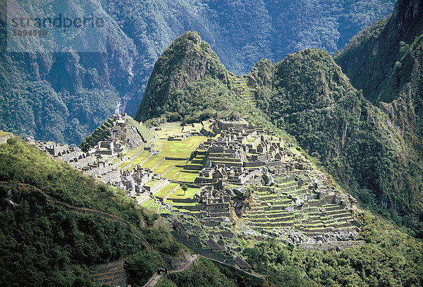 Schauen unten auf der Inka-Stadt von den Inka-Trail  Machu Picchu  UNESCO Weltkulturerbe  Peru  Südamerika