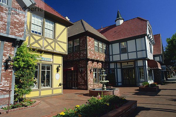 Fachwerkhäusern und Brunnen zeigen dänischen Einfluss in eine typische Straße in Solvang  California  Vereinigte Staaten von Amerika  Nordamerika