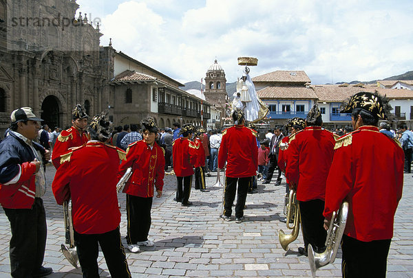 Religiöse Prozession am Weihnachtstag  Cuzco  Peru  Südamerika
