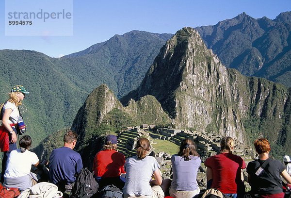 Touristen Blick auf Machu Picchu  UNESCO World Heritage Site  Peru  Südamerika