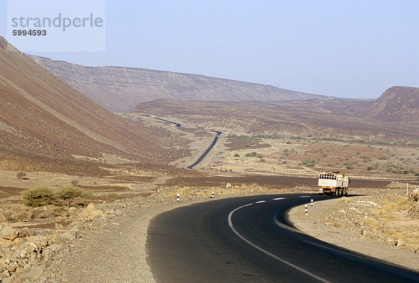 Rift Valley von Fehlern in Wüste durchquert von der Straße nach Addis Abeba  Afar Dreieck  Dschibuti  Afrika