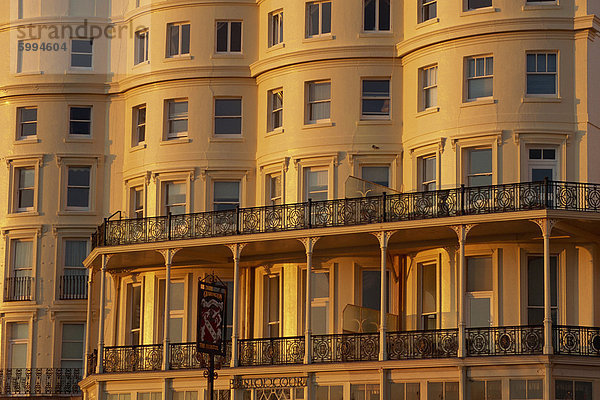 Meer Fassade gebadet in Abenddämmerung Licht  Brighton  Sussex  England  Vereinigtes Königreich  Europa