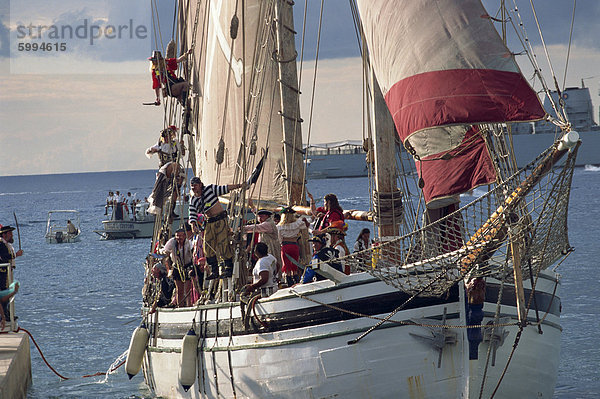 Piratenschiff voller Piraten  für den Start der Woche des Piraten  George Town  Grand Cayman  Cayman-Inseln  Karibik  Mittelamerika