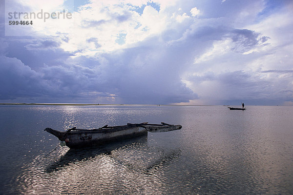 Fischerboot Ankern aus Tiwi Beach  Kenia  Ostafrika  Afrika